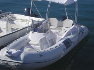 Gommone con tendalino